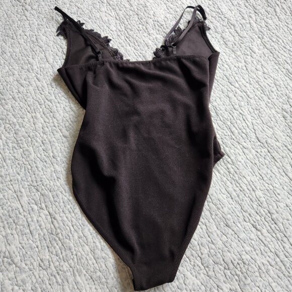 PrettyLittleThing Black Bodysuit with Crochet Floral Front Design - Picture 2 of 8